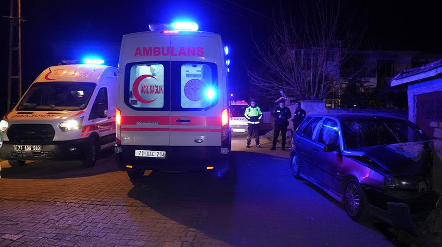 Kırıkkale'de korkutan kaza! Kontrolden çıktı bir evin bahçe duvarına çarptı: 3 yaralı