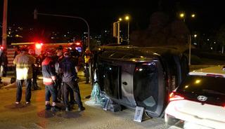 İzmir'de takla atan otomobil, trafik lambasına çarptı: 1 yaralı