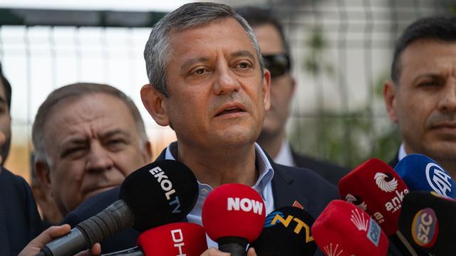 Özgür Özel: ‘Şüpheyle yaklaştığım bir kişi var! Bizi zorla oradan geçirtti’