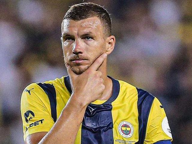Fenerbahçe'nin tecrübeli golcüsü Edin Dzeko'dan göndermeli paylaşım! Kimse anlam veremedi...