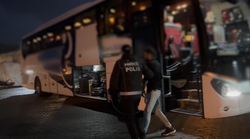 Bitlis'te yolcu otobüsünde kilo kilo uyuşturucu ele geçirildi