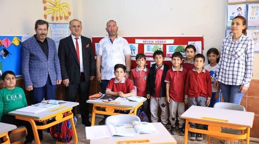 İncirliova’da hayırsever tarafından bağışlanan sıralar okula teslim edildi