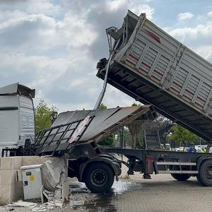 TIR’ın dorsesi açılınca üst geçit parçalandı
