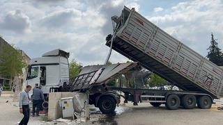 TIR’ın dorsesi açılınca üst geçit parçalandı