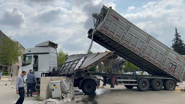 TIR’ın dorsesi açılınca üst geçit parçalandı