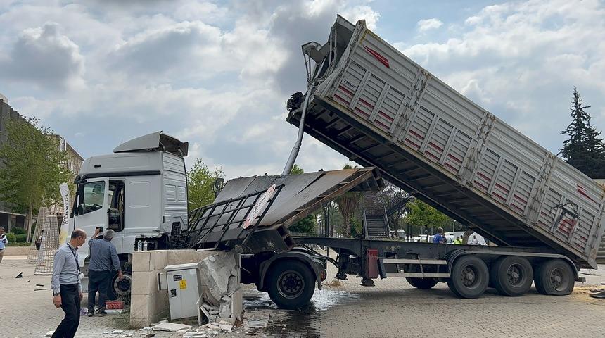 TIR’ın dorsesi açılınca üst geçit parçalandı