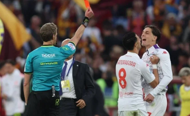 Galatasaray'dan kiralık olarak gitmişti! Zaniolo, Roma mücadelesinde adeta çılgına döndü oyundan atıldı: Kariyerinin sonu