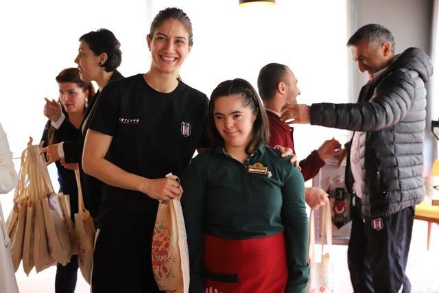 Beşiktaş Kadın Basketbol Takımı, Down Kafeyi ziyaret etti