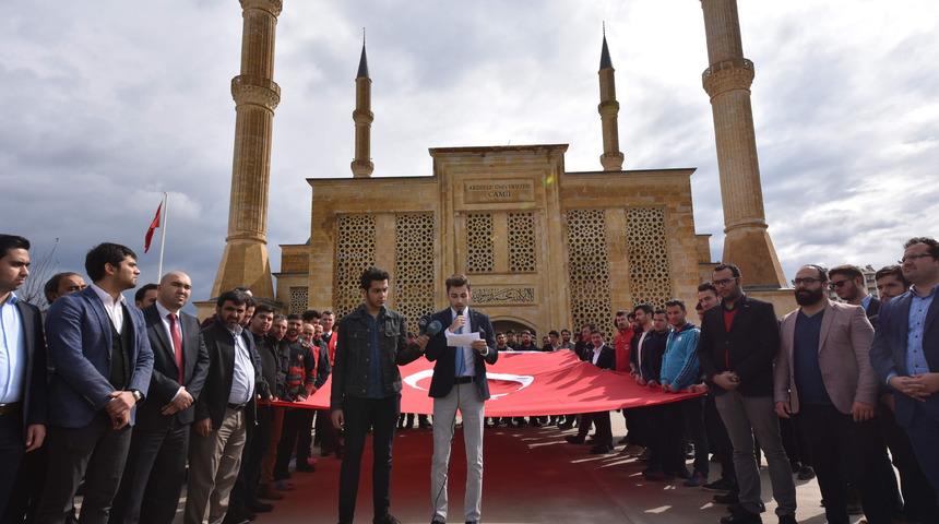 Antalyalı gen&ccedil;lerden Mehmet&ccedil;ik'e dua