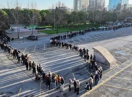 Her şey bedava bir dal için: 4 bin kişi sıraya girdi, metrelerce kuyruk oluştu! 