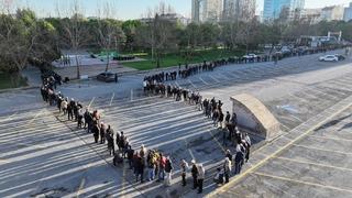 Her şey bedava bir dal için: 4 bin kişi sıraya girdi, metrelerce kuyruk oluştu! 