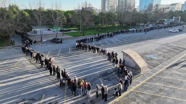 Her şey bedava bir dal için: 4 bin kişi sıraya girdi, metrelerce kuyruk oluştu! 