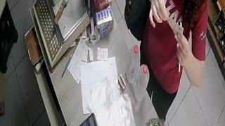 Market sahibini bulamadı, ücreti tezgaha bıraktı