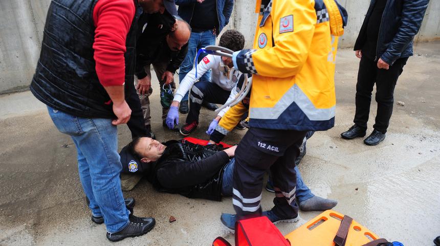 Demir korkuluk kırıldı, 3 metreden dere yatağına d&uuml;şt&uuml;