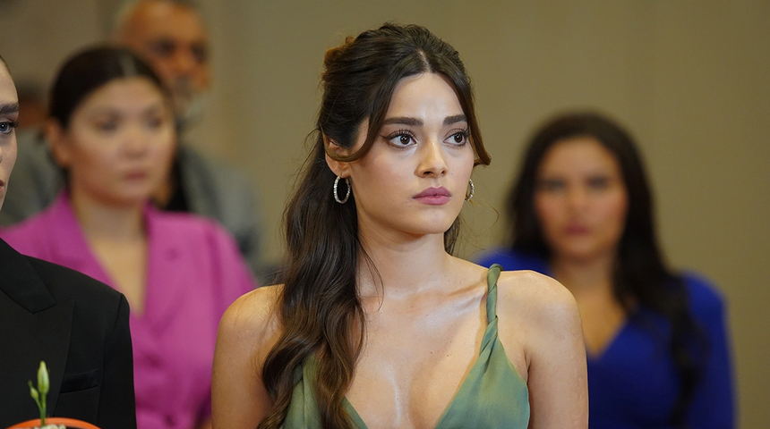 Simay Barlas derin göğüs ve sırt dekoltesi tercih etti! Pozları dikkat çekti