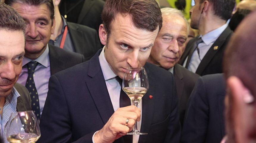 Macron: Şaraba laf söyletmem, günde iki kez içiyorum