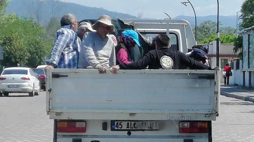 Kamyonet kasasında tehlikeli yolculuk