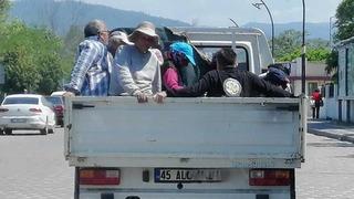 Kamyonet kasasında tehlikeli yolculuk