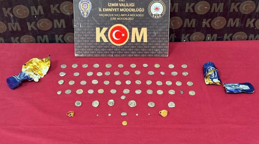İzmir'de tarihi eserleri krem ve diş macunu tüplerinde yurt dışına çıkarmaya çalışan şüpheli tutuklandı