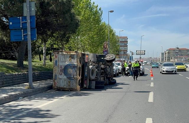 Küçükçekmece'de devrilen kamyondaki 2 kişi yaralandı