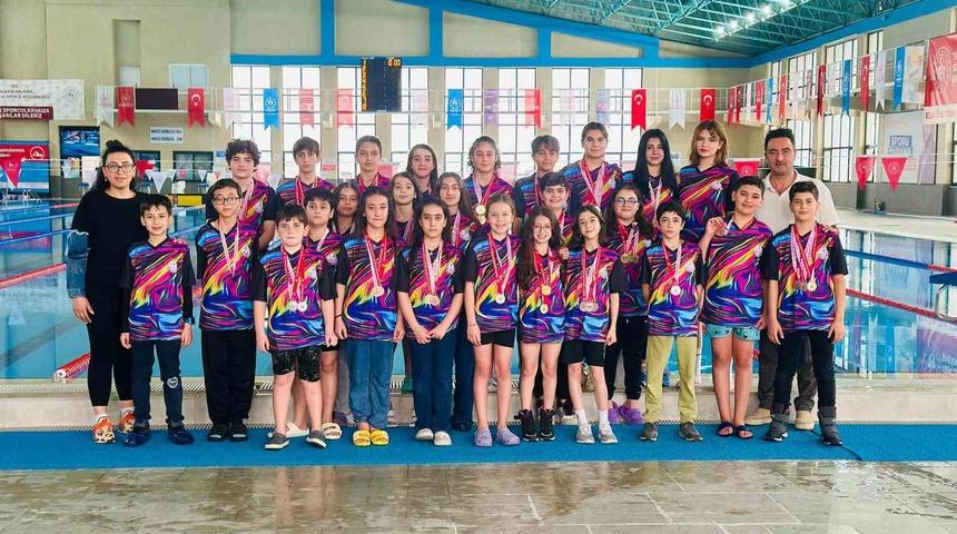 Elazığ’da 87 sporcu şampiyonluk için kulaç attı