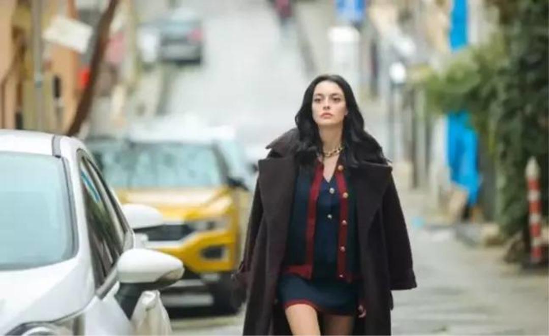 2025’te reyting rekoru kıran dizilerdeki kadın karakterlerin tarzlarını inceliyoruz! 3