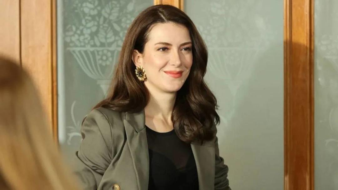 2025’te reyting rekoru kıran dizilerdeki kadın karakterlerin tarzlarını inceliyoruz! 5