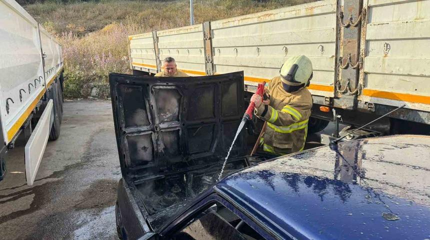 Erdek’te park halindeki otomobilde yangın paniği
