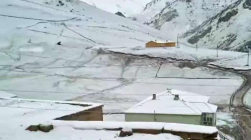 Mayıs ayında kar yağış! İlçe beyaza büründü