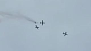 İtalya'da facianın eşiğinden dönüldü! Frecce Tricolori akrobasi ekibine ait 3 uçak havada çarpıştı