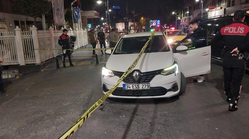 Beşiktaş'ta park yerinden çıkan otomobile silahlı saldırı! 