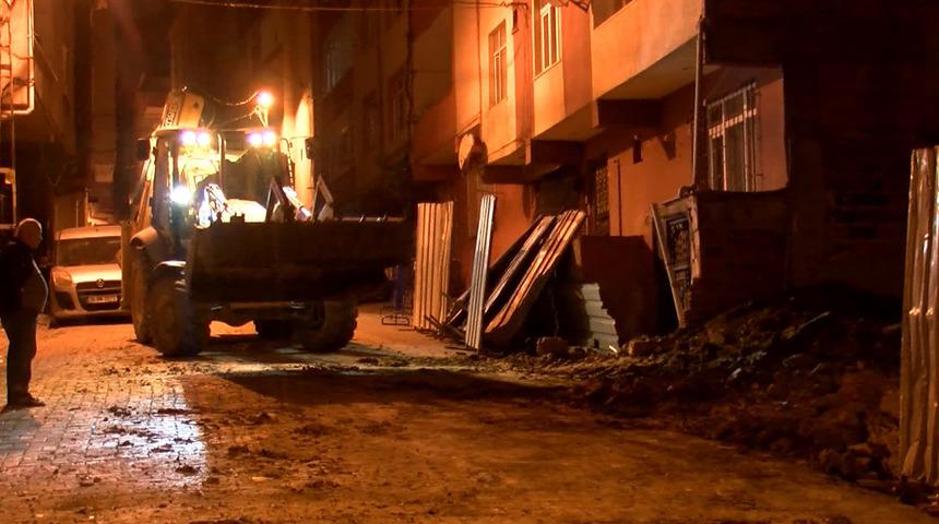  Bağcılar’da toprak kayması sebebiyle yana doğru eğilen bina boşaltıldı