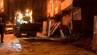  Bağcılar’da toprak kayması sebebiyle yana doğru eğilen bina boşaltıldı