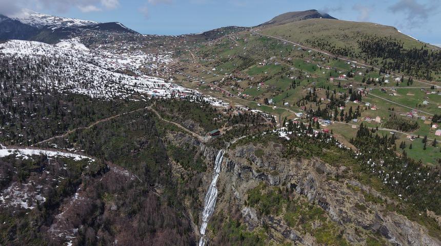 Sandık Gölü ve Şelalesi etkileyici görüntüsüyle görenleri büyülüyor