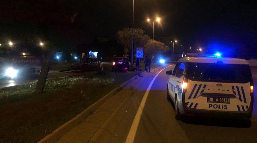 Kayseri'de otomobil ağaçlara çarpıp ters döndü: 2 yaralı