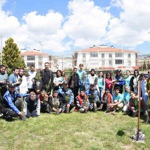 Erzincan'da polislerle öğrenciler fidanları toprakla buluşturdu