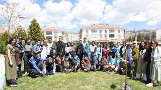 Erzincan'da polislerle öğrenciler fidanları toprakla buluşturdu