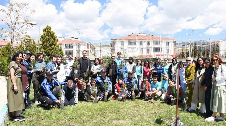 Erzincan'da polislerle öğrenciler fidanları toprakla buluşturdu