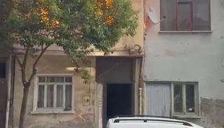 Bitişik 3 ev yandı; 2 itfaiye eri yaralandı