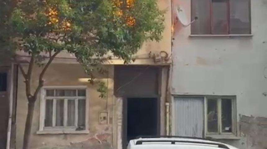 Bitişik 3 ev yandı; 2 itfaiye eri yaralandı