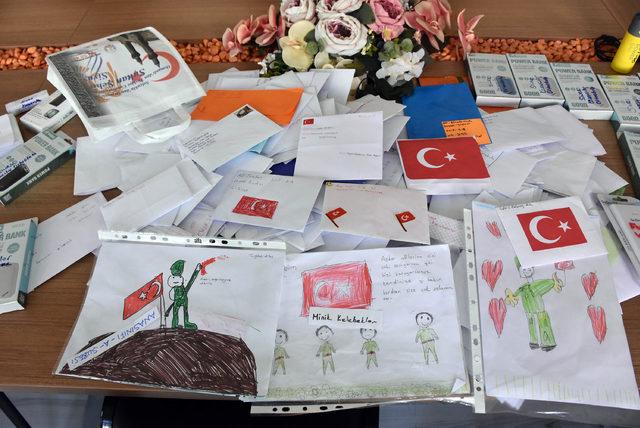 Afrin'deki askerlere taşınabilir şarj cihazı ve mektup gönderdiler