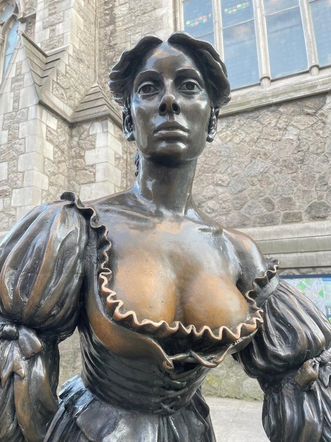 Molly_Malone_Statue_2.max-1920x1