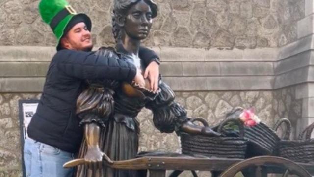 Efsane yüzünden heykelin göğüslerine dokunuyorlardı! Yetkililer çareyi bakın nasıl buldu