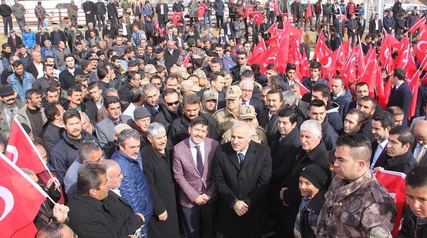 Başkale'de yapımı tamamlanan taziye evinde, şehitler i&ccedil;in mevlit okutuldu