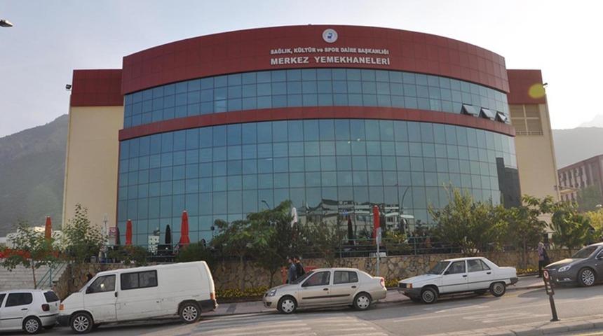 &Ouml;ğrencilerden yemekhanede &ccedil;atallı-bı&ccedil;aklı 'zam' protestosu