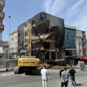 Esenyurt'ta deprem kabini testi yürekleri ağza getirdi