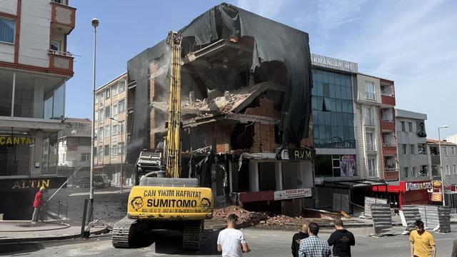 Esenyurt'ta deprem kabini testi yürekleri ağza getirdi
