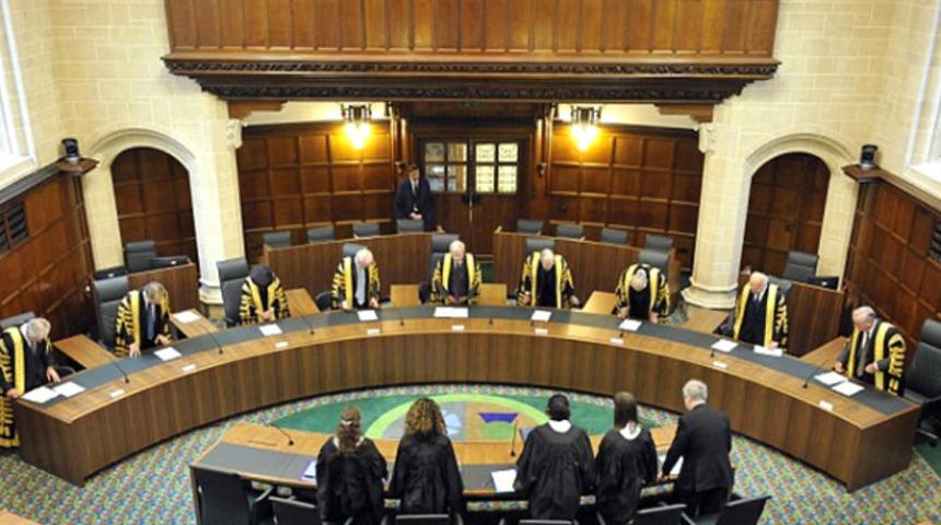 Kızına istismardan yargılanan baba, mahkeme salonunda boğazını kesti