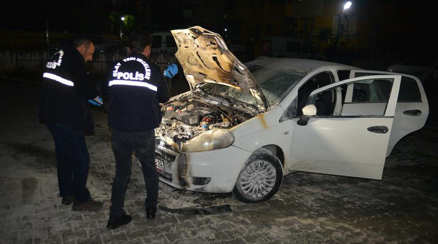 Apartmanın otoparkındaki otomobili kundakladılar