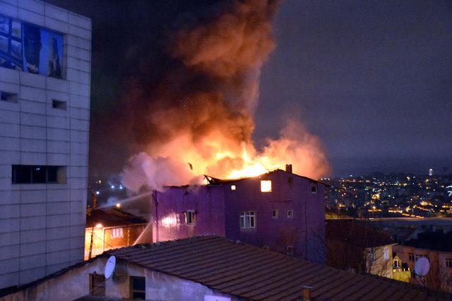 5 katlı binanın en üst katı alev alev yandı